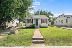 Bungalow with a front yard