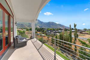 Balcony featuring a mountain view