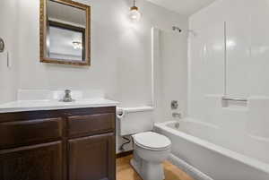 Bathroom with bathing tub / shower combination and vanity