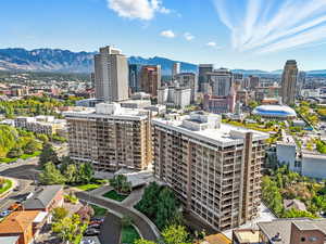 City view featuring a mountainous background