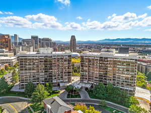 City view featuring a mountainous background