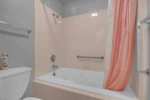 Bathroom featuring tiled shower / bath