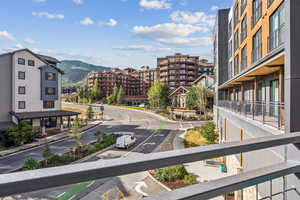 City view featuring a mountainous background