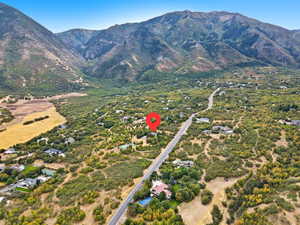 Aerial overview of property's location featuring a mountain backdrop
