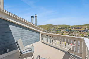 Balcony featuring a mountain view