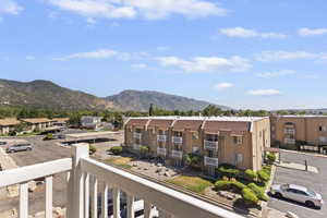 Balcony featuring a mountain view