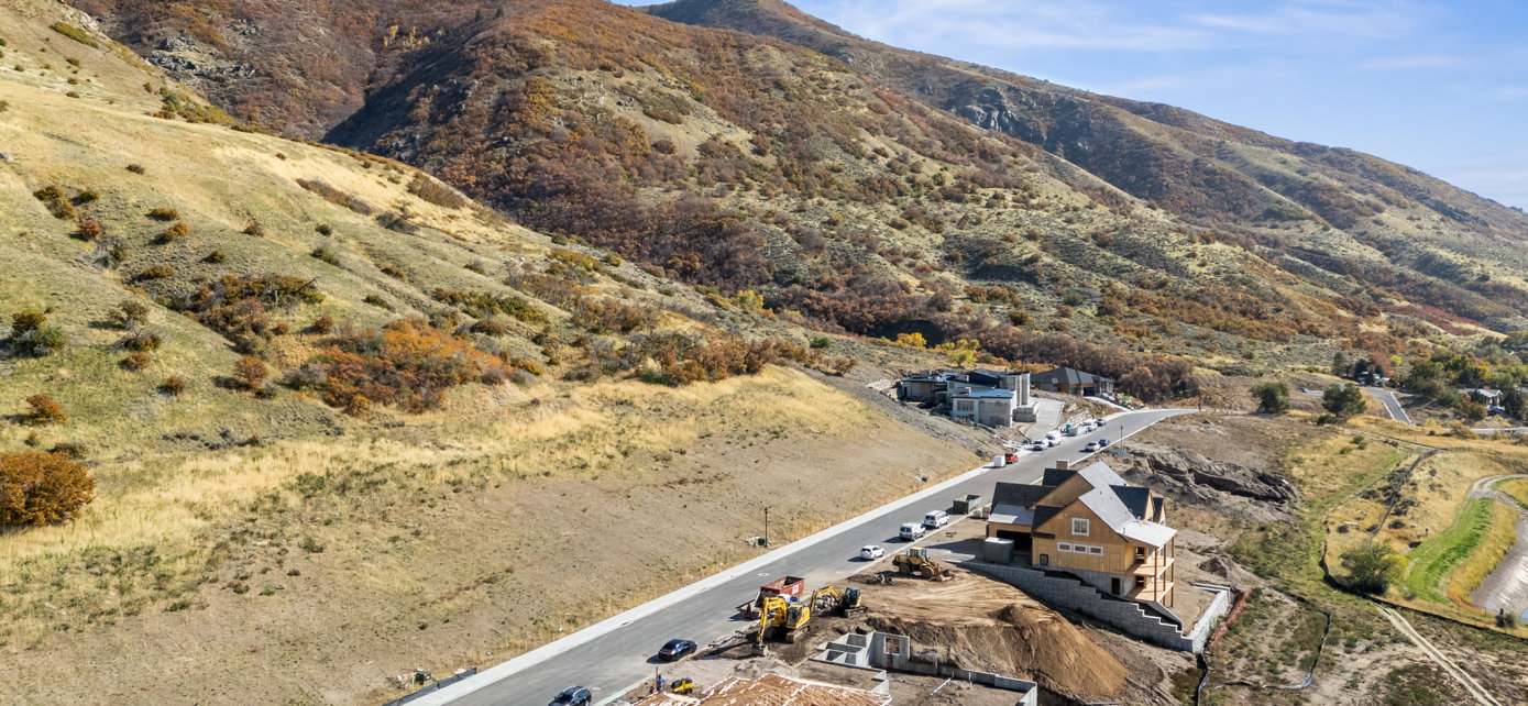 Aerial view of property's location featuring a mountainous background
