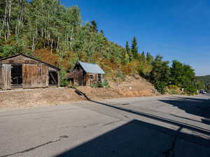 View of front of home featuring an outdoor structure