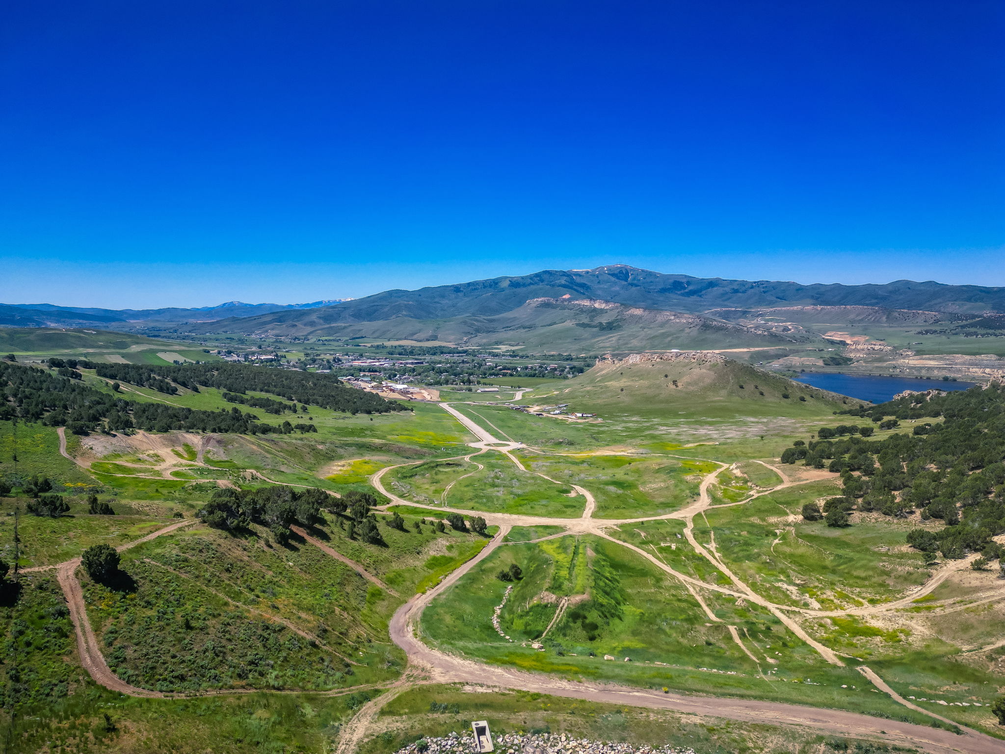 Aerial view of property and surrounding area featuring a mountainous background