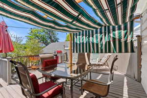 Deck with outdoor dining area