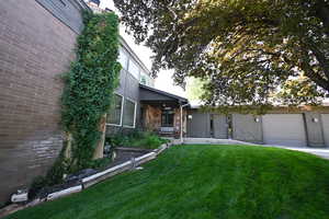 View of front of house featuring a front lawn, a porch, an attached garage, and driveway