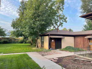 Unit 9, Laundry room entrance