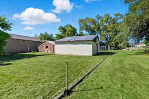View of yard featuring an outbuilding