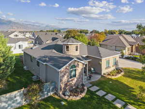 Aerial view of home featuring mountain view