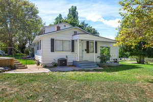 Bungalow with a front yard