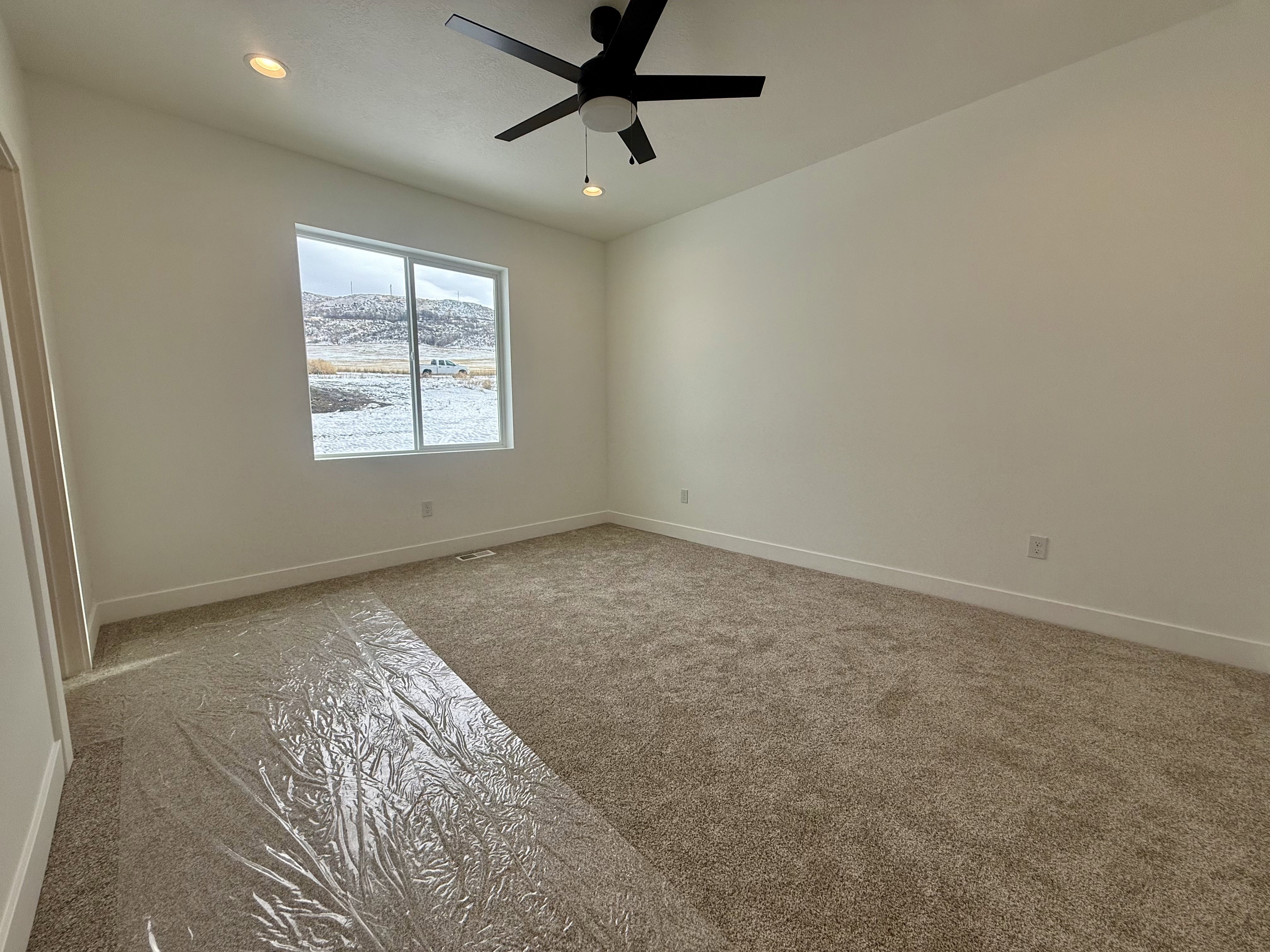 Master suite with on suite bathroom, ceiling fan, recessed lighting