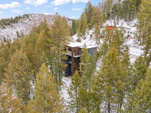 Snowy aerial view with a mountain view