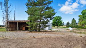 View of yard featuring an outbuilding