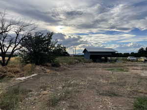 View of yard featuring an outbuilding