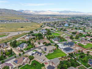 View of property location featuring nearby suburban area and mountains