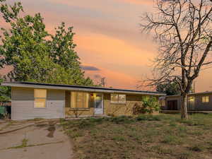View of front facade with driveway