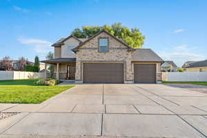 View of front of house with driveway and covered porch