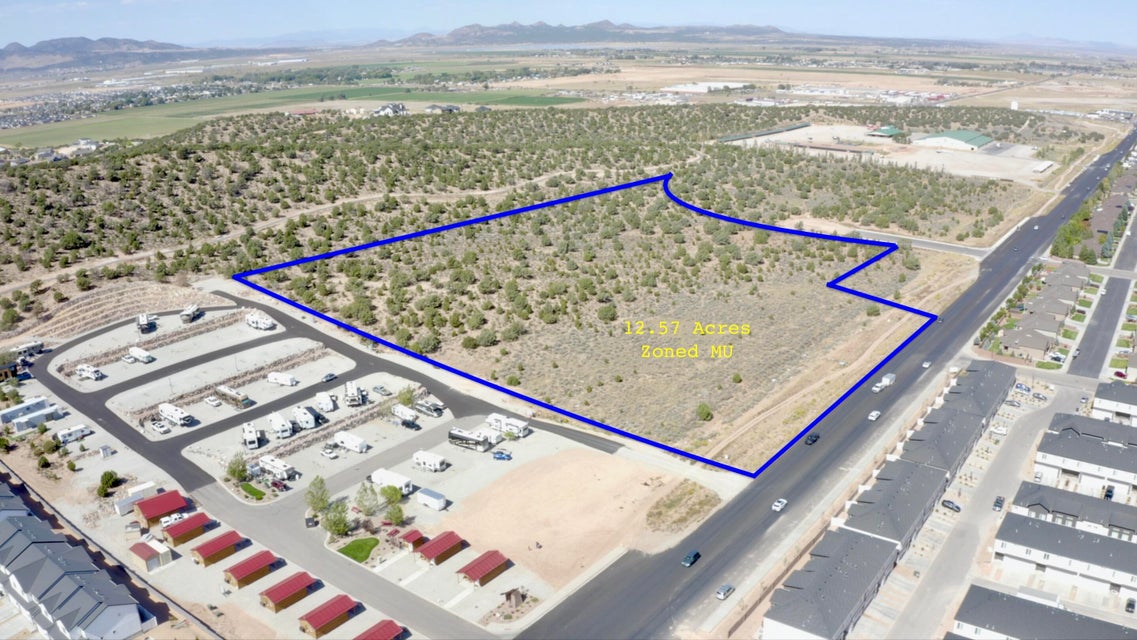 Aerial view of property's location featuring property boundaries highlighted and a mountainous background