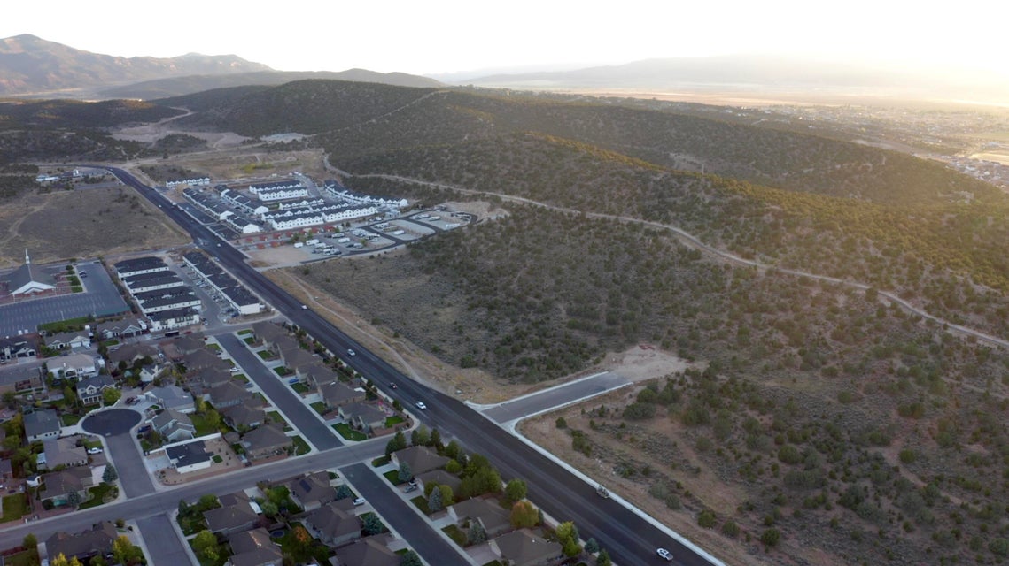 Aerial view of property's location featuring a mountain backdrop