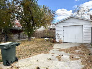 View of yard featuring an outbuilding