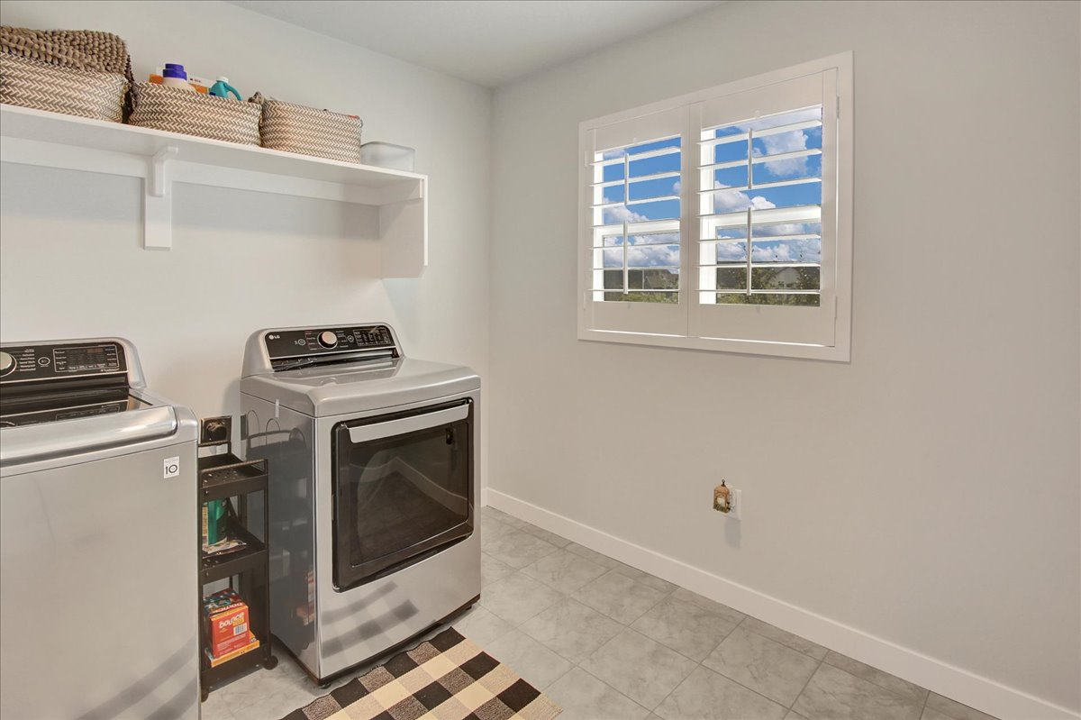 Laundry area featuring baseboards and independent washer and dryer