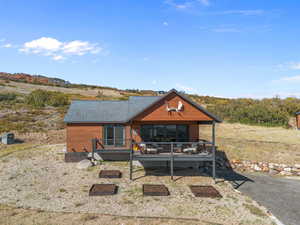Chalet / cabin with a deck