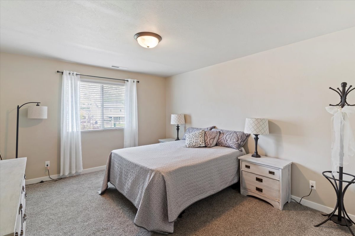 Bedroom with carpet