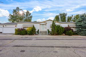 Manufactured / mobile home with driveway and an attached garage
