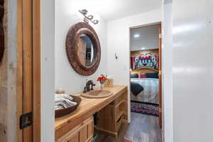 Jack and Jill bath between the two lower bedrooms