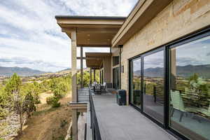 Balcony featuring a mountain view