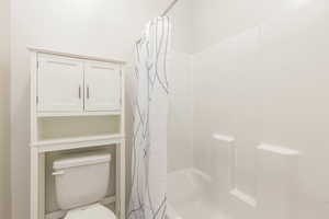 Jack & Jill bathroom with toilet and shower / tub combo