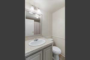 Full bath with vanity and ornamental molding