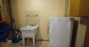 Laundry room with washer / dryer and baseboards