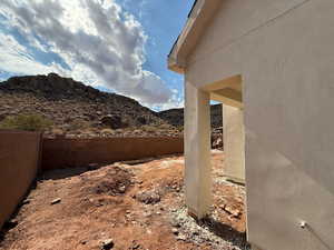 View of yard featuring a mountain view