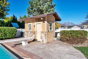 Pool house with 1/2 bath