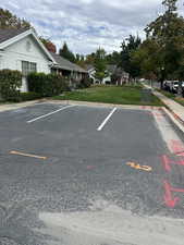 Agnets and Buyers can park here.. this is located right off the street parking.