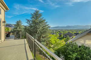 Balcony featuring a mountain view