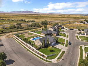 Aerial view of residential area featuring a pool and mountains