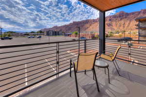 Balcony featuring a mountain view
