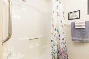 Bathroom with shower / bathtub combination with curtain