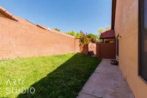 View of yard featuring a gate
