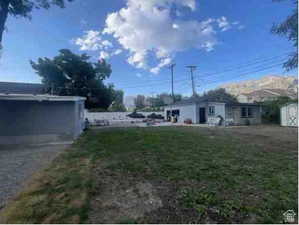 View of yard featuring a storage shed