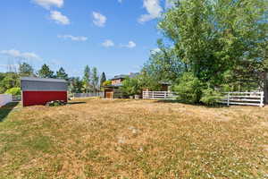 View of yard with an outbuilding