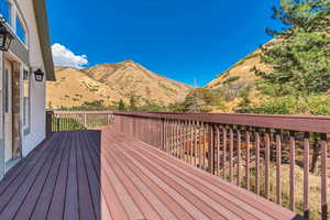 Mountain view primary bedroom deck