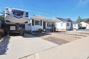 View of front facade with driveway